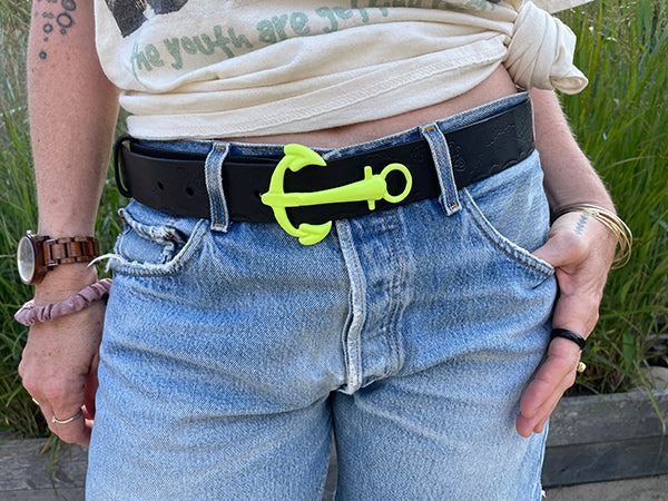 A model shot of a neon anchor buckle on black belt with jeans and t shirt
